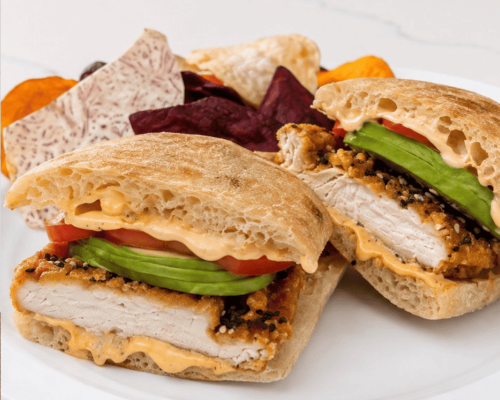 Sándwich de milanesa de pollo al ajonjolí