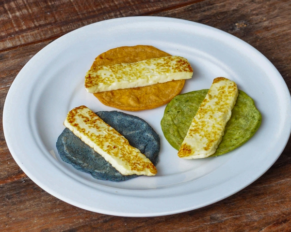 Tortillas con queso panela asado